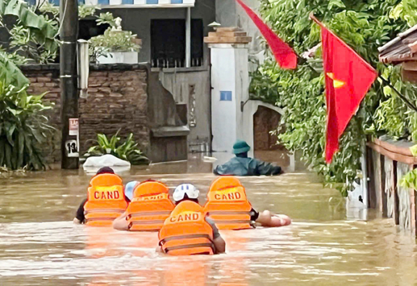 Công an xã Lương Sơn, tỉnh Phú Thọ hỗ trợ và sơ tán các hộ dân ra khỏi khu vực sạt lở, ngập úng đến nơi an toàn.
