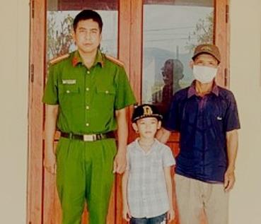 Công an xã Diễn Kỷ trực tiếp đến trao cháu Nguyễn Trọng Hoàng cho gia đình.