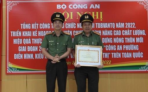 Thừa ủy quyền của Bộ trưởng Bộ Công an, Thượng tá Nguyễn Đại Đồng, Phó Giám đốc Công an TP đã trao Bằng khen của Bộ trưởng cho Phòng Xây dựng phong trào toàn dân bảo vệ ANTQ Công an Đà Nẵng.