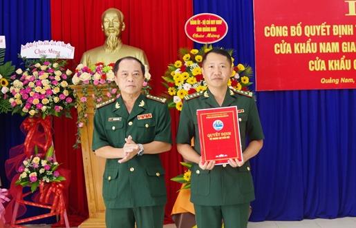Đại tá Nguyễn Bá Thông - Chỉ huy trưởng BĐBP tỉnh Quảng Nam trao quyết định của Bộ Quốc phòng về việc tổ chức lại Đồn Biên phòng cửa khẩu Nam Giang.