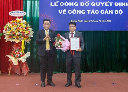 Ông Ngô Tấn Cư - Tổng giám đốc EVNCPC trao quyết định và tặng hoa chúc mừng ông Phạm Ngọc Huấn