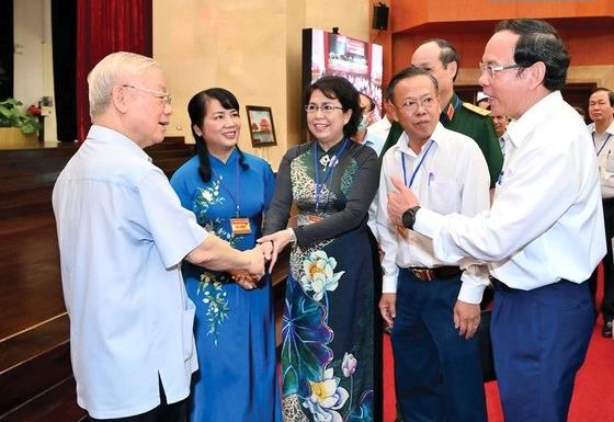Tổng Bí thư Nguyễn Phú Trọng trò chuyện với lãnh đạo TPHCM.