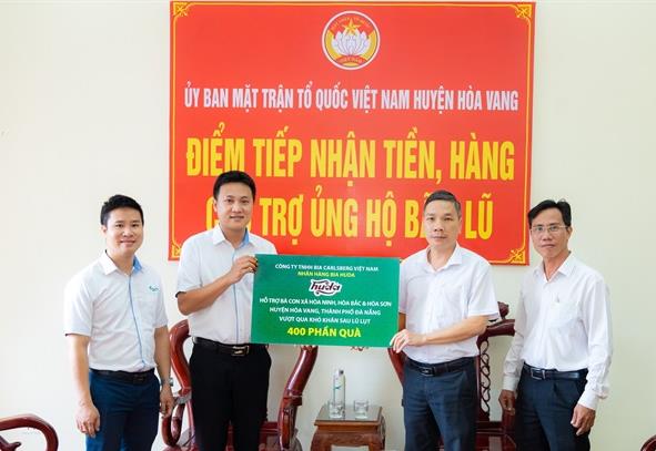Carlsberg Việt Nam trao 400 phần quà cho người dân bị ảnh hưởng bão lũ H. Hòa Vang (Đà Nẵng).