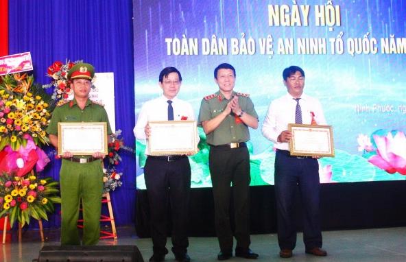 Thứ trưởng Lương Tam Quang trao Bằng khen của Bộ Công an tặng tập thể, cá nhân có thành tích xuất sắc trong phong trào Toàn dân BVANTQ.