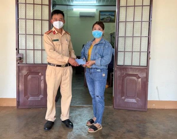 Cán bộ chiến sỹ Đội CSGT số 2 Phòng CSGT Công an Đắk Nông trao trả lại tài sản cho chị Linh.