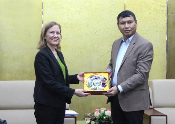 Phó Chủ tịch Thường trực UBND thành phố Hồ Kỳ Minh (bên phải) tặng quà lưu niệm cho tân Giám đốc Cơ quan Phát triển quốc tế Hoa Kỳ (USAID) tại Việt Nam Aler Grubbs.