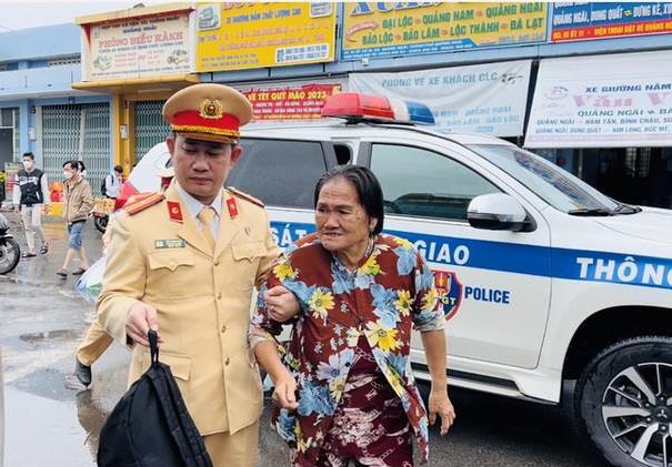 Cảnh sát giao thông Công an tỉnh Quảng Ngãi dùng xe chuyên dụng đưa thai phụ vào bệnh viện sinh nở.