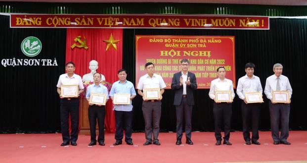 Ông Phạm Trường Sơn - Bí thư Quận ủy Sơn Trà trao Giấy khen cho các Bí thư Chi bộ khu dân cư hoàn thành xuất sắc nhiệm vụ năm 2022.