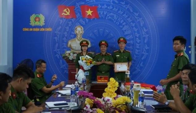 Đại tá Phan Văn Dũng trao Giấy khen và tặng hoa cho đại diện CAQ Liên Chiểu