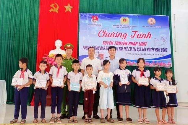 Phòng Cảnh sát Hình sự Công an tỉnh Thừa Thiên - Huế tặng quà cho các em học sinh.