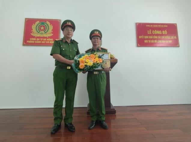 Đại tá Trần Phòng tặng hoa Đại tá Lê Văn Sinh.