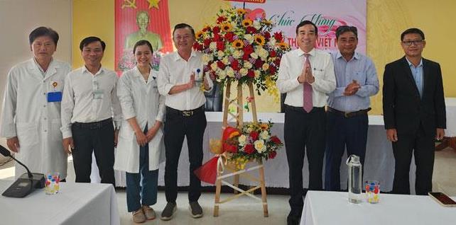 Chủ tịch TP Đà Nẵng Lê Trung Chinh thăm, chúc mừng tập thể cán bộ, nhân viên Trung tâm Y tế quận Sơn Trà.