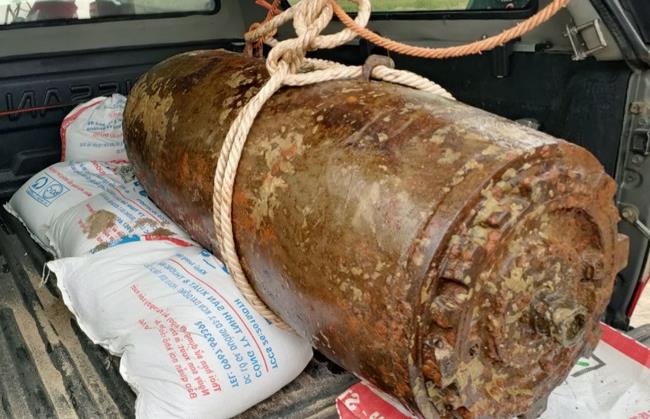 Quả bom còn nguyên kíp nổ nặng khoảng 340kg được BCH Quân sự huyện Thanh Chương phối hợp lực lượng Công binh tỉnh Nghệ An trục với thành công.