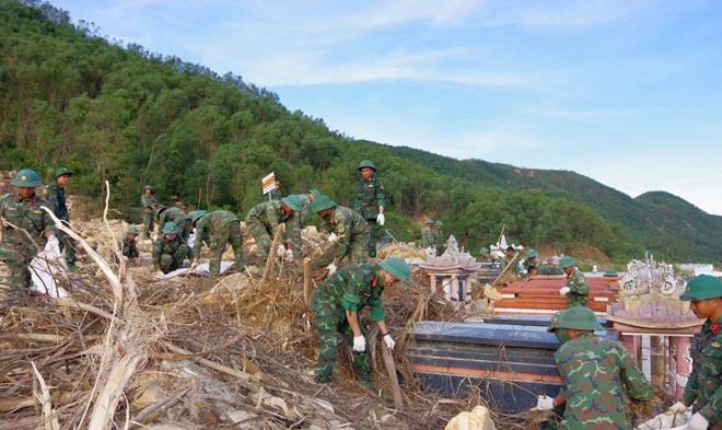 Cán bộ chiến sĩ lực lượng vũ trang ra quân khắc phục thiệt hại do sạt lở đất đá tại nghĩa trang Hòa Sơn.