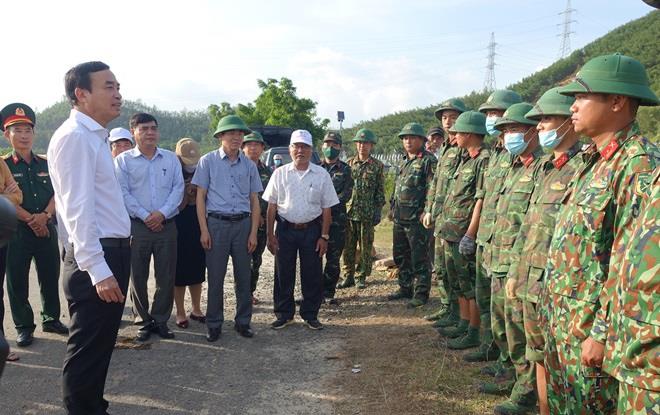 Chủ tịch UBND thành phố Lê Trung Chinh thăm hỏi, tặng quà động viên cán bộ chiến sĩ làm nhiệm vụ khắc phục hậu quả mưa lũ tại nghĩa trang Hòa Sơn.