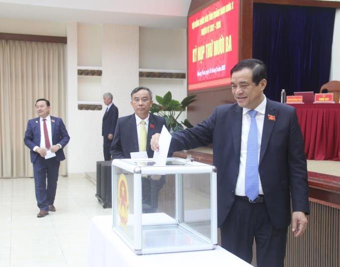 Các đại biểu bỏ phiếu miễn nhiệm chức danh đại biểu HĐND tỉnh Quảng Nam đối với ông Nguyễn Viết Dũng.