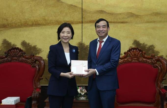 Đại sứ đặc mệnh toàn quyền Hàn Quốc tại Việt Nam Oh Young Ju (bên trái) tặng quà cho Chủ tịch UBND TP Lê Trung Chinh.