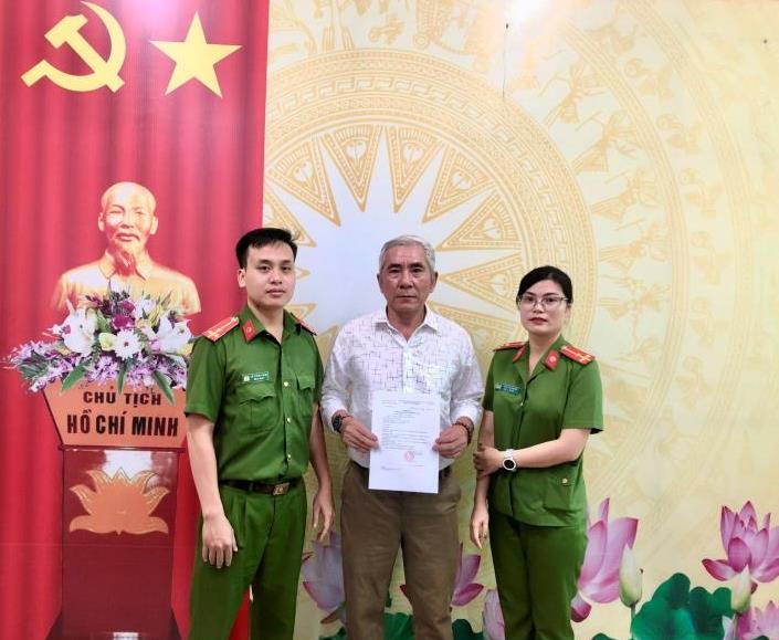Công an phường Tam Thuận trao kết quả giải quyết cho công dân Lê Đức Hạnh.