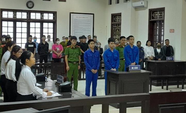 Các bị cáo Dũng, Huy, Quân (từ trái sang) tại phiên tòa.