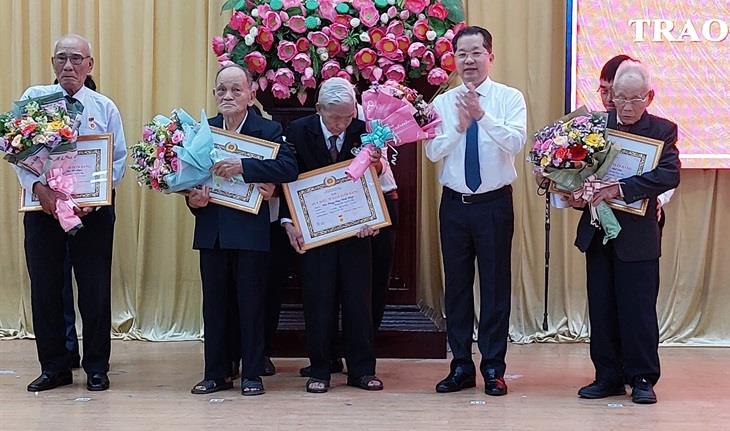 Bí thư Huyện ủy Hòa Vang Phạm Nam Sơn trao huy hiệu 55 năm tuổi Đảng và 40 năm tuổi Đảng cho đồng chí đảng viên đủ tiêu chuẩn.