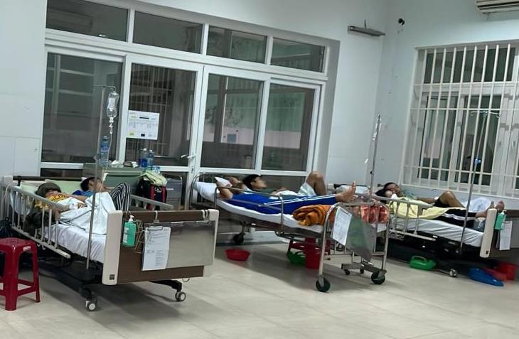 Các nạn nhân vụ ngộ độc trên đang được điều trị tích cực tại Bệnh viện Đa khoa Khu vực Miền núi phía Bắc Quảng Nam.