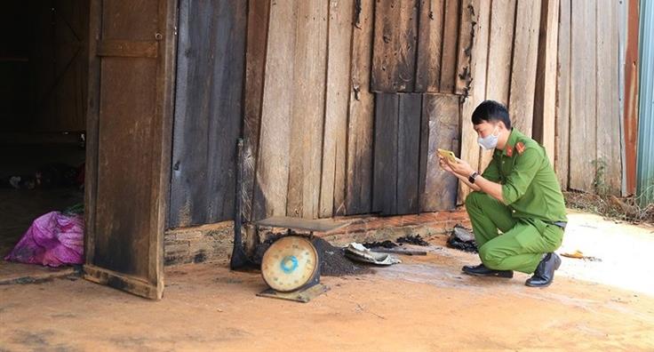 Cán bộ điều tra khám nghiệm hiện trường một vụ phóng hỏa đốt nhà trên địa bàn huyện Đắk Glong.
