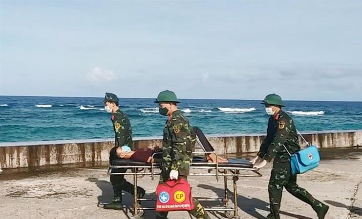 Cán bộ, chiến sĩ đảo Song Tử Tây đưa ngư dân vào đảo cấp cứu.