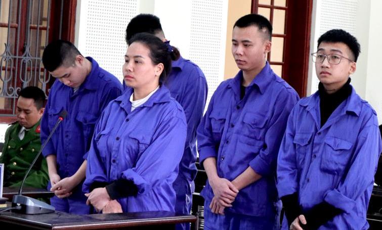 Nguyễn Thị Vân và các bị cáo tại phiên tòa.