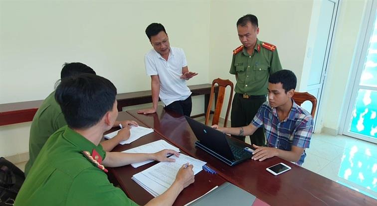 Cơ quan Công an làm việc với Y Huy Byă (ngoài cùng bên phải).