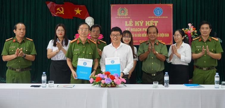 Quang cảnh lễ ký kết quy chế phối hợp giữa Công an và Bảo hiểm xã hội thị xã Điện Bàn.