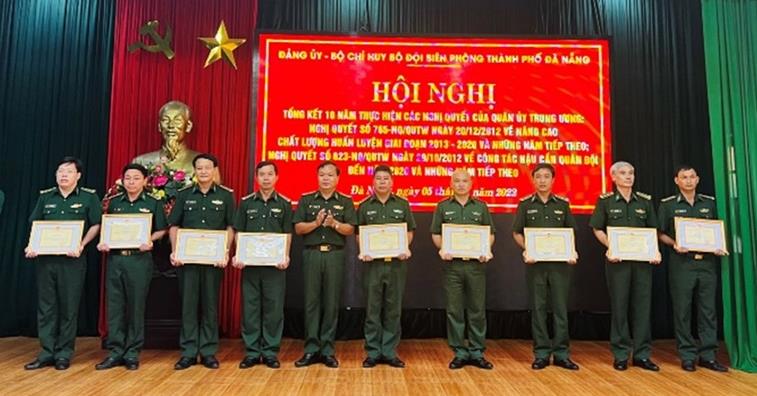 Đại tá Đỗ Văn Đông - Bí thư Đảng ủy, Chính ủy BĐBP TP Đà Nẵng khen thưởng các cá nhân đạt thành tích xuất sắc trong thực hiện Nghị quyết của Quân ủy Trung ương.