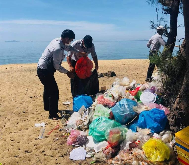 Ban Quản lý bán đảo Sơn Trà và các bãi biển du lịch Đà Nẵng phải huy động người dọn rác do một nhóm người để lại sau khi vui chơi tại núi Sơn Trà.