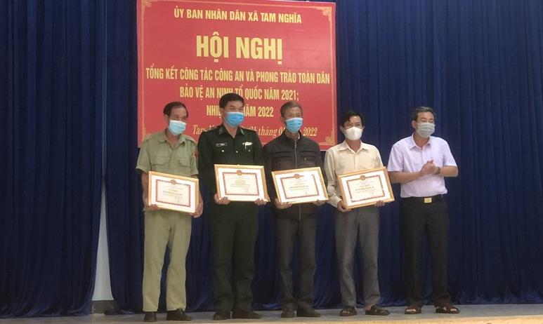 Cán bộ chiến sĩ Công an xã Tam Nghĩa nhận Giấy khen các cấp trao tặng.