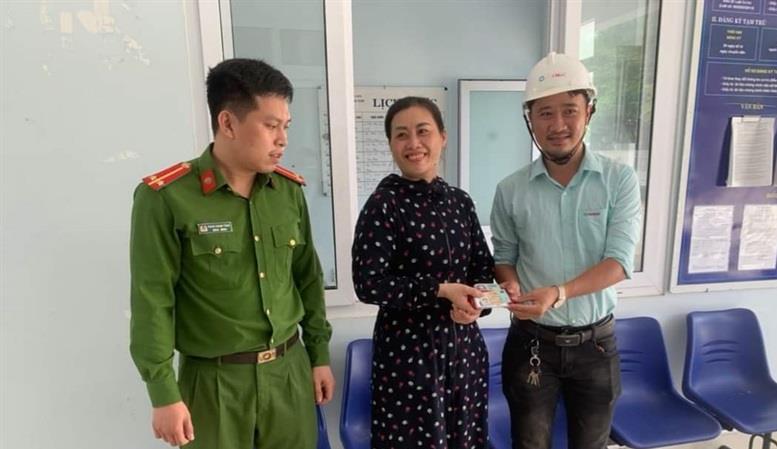 Công an xã Hòa Sơn và anh Việt trao lại chiếc ví cho chị Hiển.