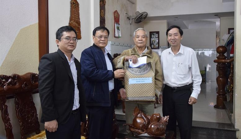 Giám đốc Sở Nội vụ, Chủ tịch UBND huyện Hoàng Sa Võ Ngọc Đồng (thứ 2, bên trái sang) thăm, tặng quà cho ông Nguyễn Văn Cúc (thứ 2, bên phải sang), nhân chứng Hoàng Sa.