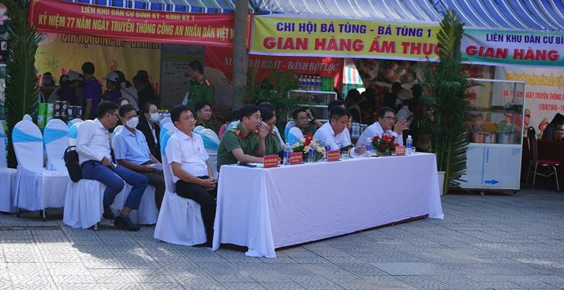 Thượng tá Nguyễn Đại Đồng-Phó Giám đốc CATP Đà Nẵng đến dự lễ mitting và trao bằng khen của Giám đốc CATP Đà Nẵng cho UBND P. Hòa Qúy.