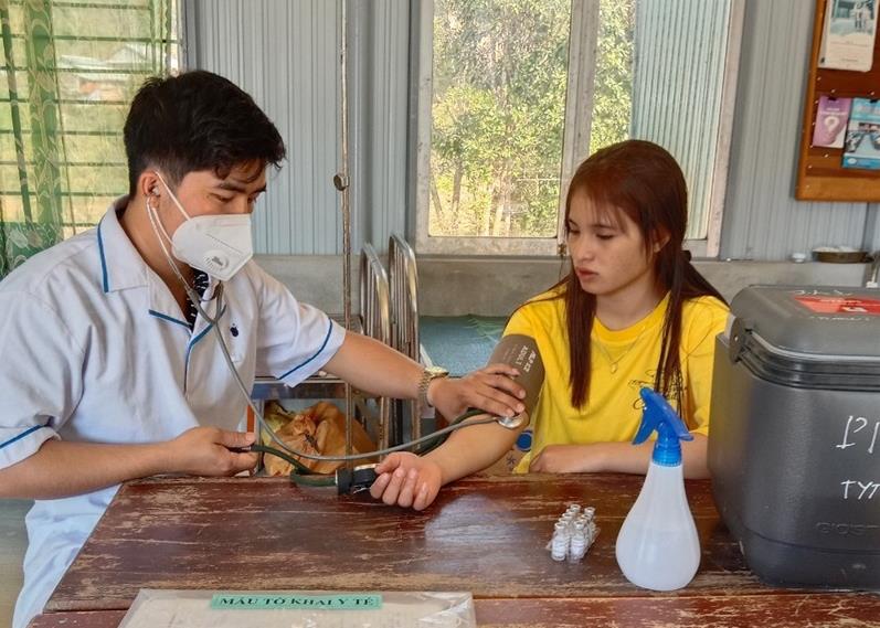 Y sĩ Nguyễn Văn Trúc đang khám bệnh cho người dân trong xã.