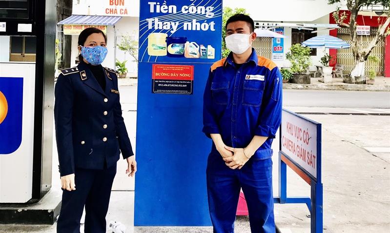 Cục QLTT TP Đà Nẵng niêm yết số điện thoại "đường dây nóng" tại một cửa hàng xăng dầu trên địa bàn TP.