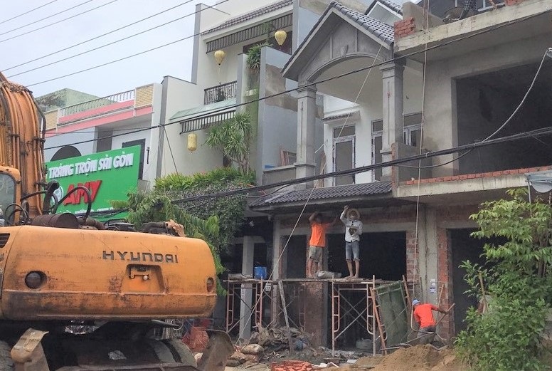 Công trình xây dựng có nguy cơ vi phạm hành lang an toàn lưới điện trên đường Trần Cao Vân.
