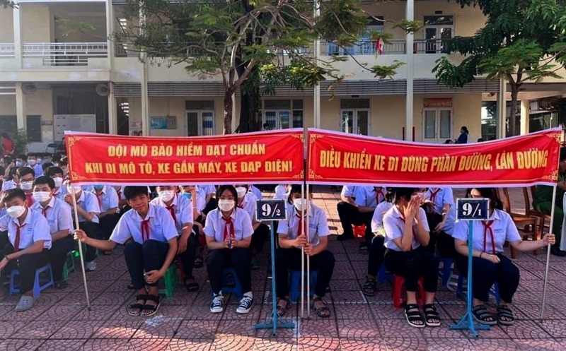 Phụ huynh xếp hàng trật tự tại vạch kẻ sẵn để đón con tại Trường THCS Nguyễn Đình Chiểu (Q. Thanh Khê).