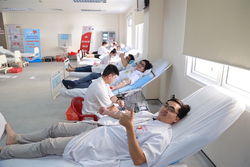 150 cán bộ, đoàn viên thanh niên Bệnh viện Trung ương Huế đăng ký tham gia hiến máu và hiến tiểu cầu. Ảnh: H.T