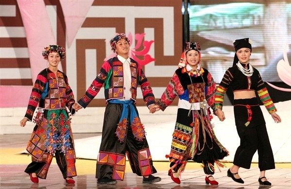 Đa dạng sắc màu trang phục các dân tộc thiểu số Việt Nam.