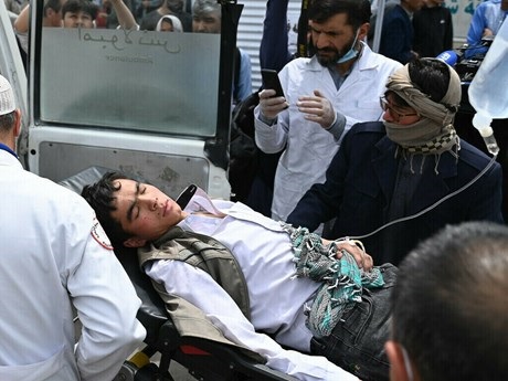 Một người bị thương trong vụ đánh bom. Ảnh: brecorder