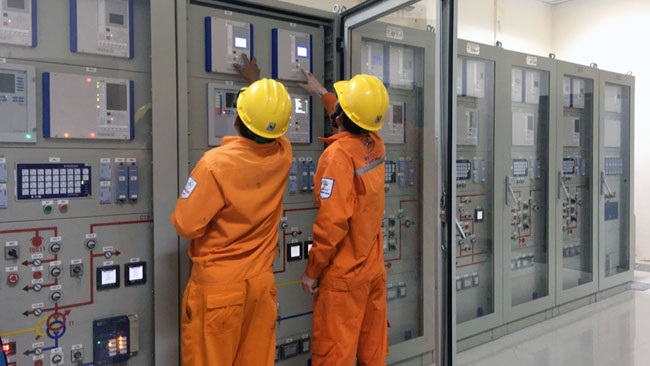 Công nhân Đội QLVH lưới điện 110kV Quảng Ngãi đang thực hiện kiểm tra, cài đặt thông số thiết bị tại Trạm biến áp 110kV Quảng Ngãi