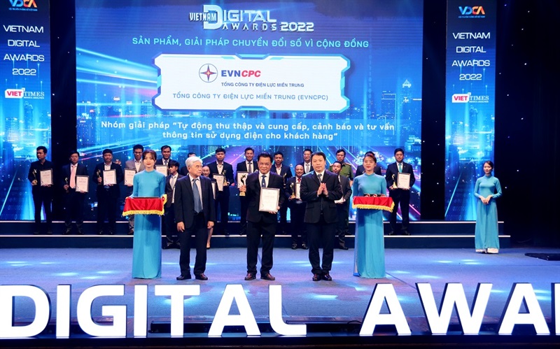 Tại lễ trao giải “Giải thưởng Chuyển đổi số Việt Nam - 2022”, Tập đoàn Điện lực Việt Nam được vinh danh về các sản phẩm/ giải pháp CBM, IMIS, CMIS, EVN Portal, Smart EVN