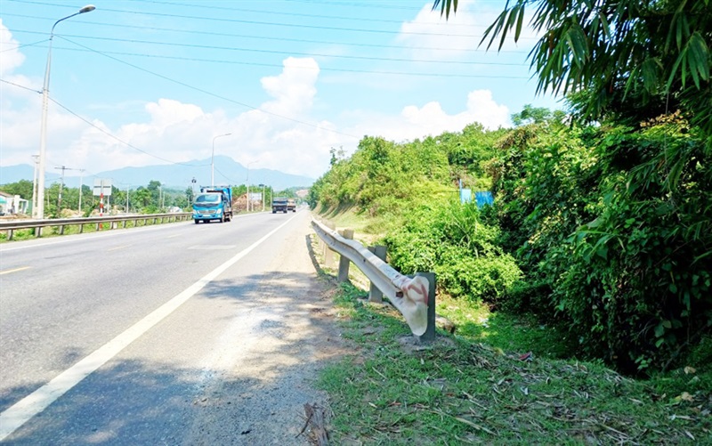 Tường hộ lan bằng thép tại Km20+820 đường tránh phía Nam hầm đường bộ Hải Vân – Túy Loan bị tháo gỡ trái phép, gây mất ATGT.