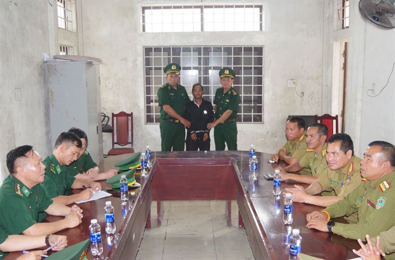 BĐBP Quảng Trị tiếp nhận đối tượng Nho do Công an huyện Sa Muồi bàn giao.