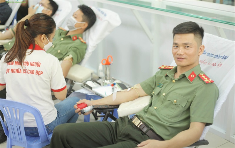 Đoàn viên thanh niên lực lượng công an tham gia hiến máu tình nguyện.