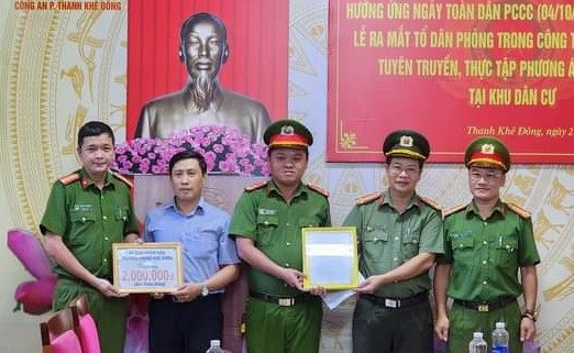 Tổ tuần tra 8394 CAP Thanh Khê Đông nhận khen thưởng.