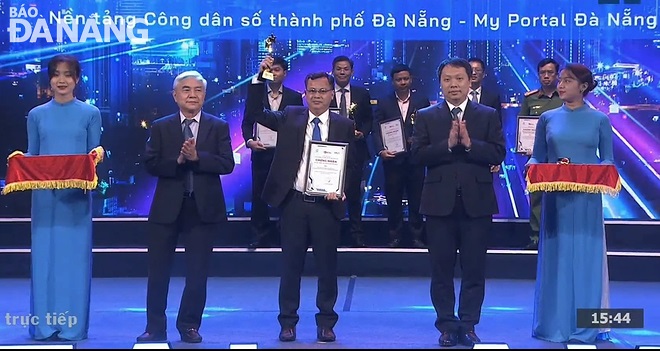 Ông Trần Ngọc Thạch- Phó Giám đốc Sở Thông tin và Truyền thông TP Đà Nẵng (giữa) đại diện cho UBND TP Đà Nẵng nhận giải thưởng Chuyển đổi số Việt Nam năm 2022.